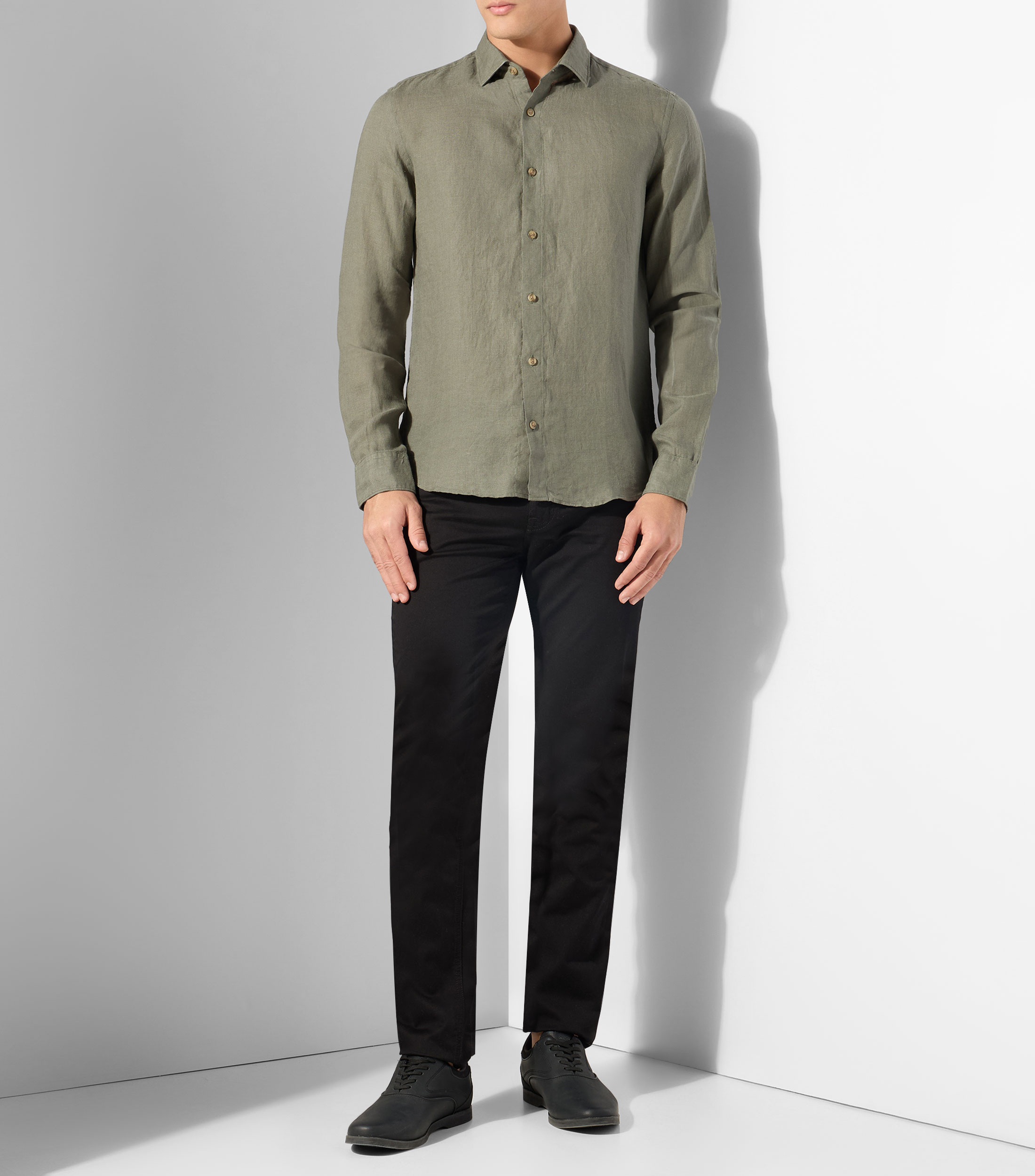 Camisa lisa en lino con manga larga Hombre